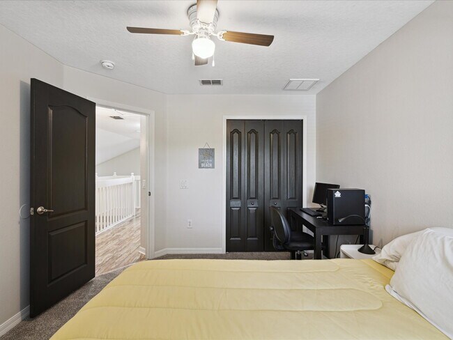 Building Photo - "Charming 3-Bed, 3-Bath Haven with 1810 Sq...
