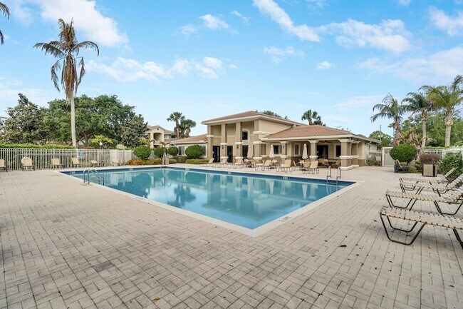 Building Photo - 141 SW Palm Dr