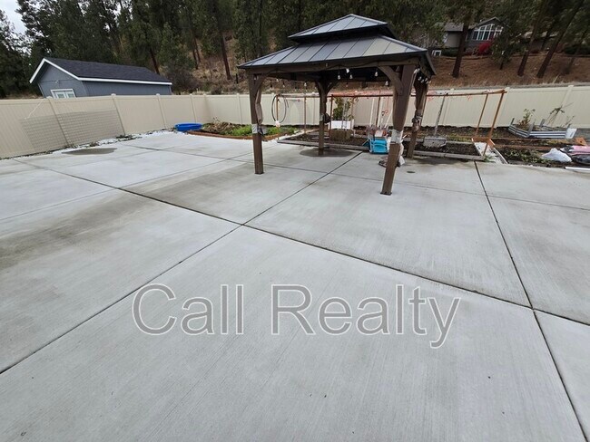 Building Photo - 5609 N Calvin Rd