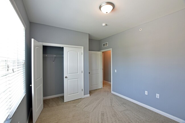 Building Photo - 3 Bedroom, 2 Bath, End-Unit condo style re...