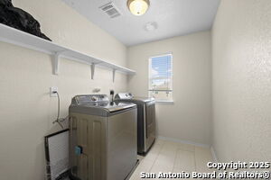 Building Photo - 220 Hinge Creek
