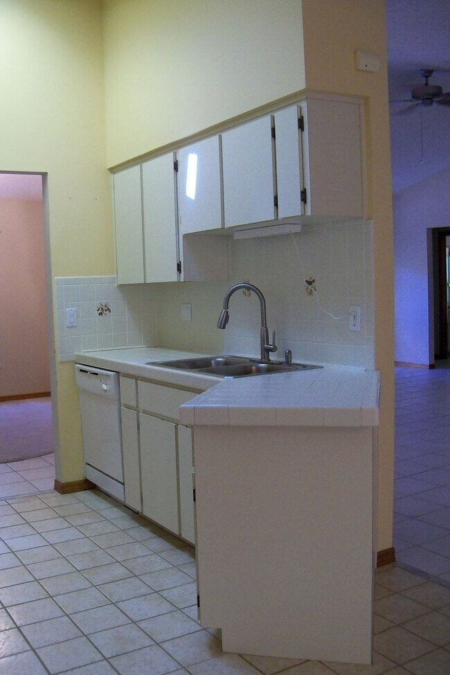 Building Photo - Beautiful Spring Hill pool home