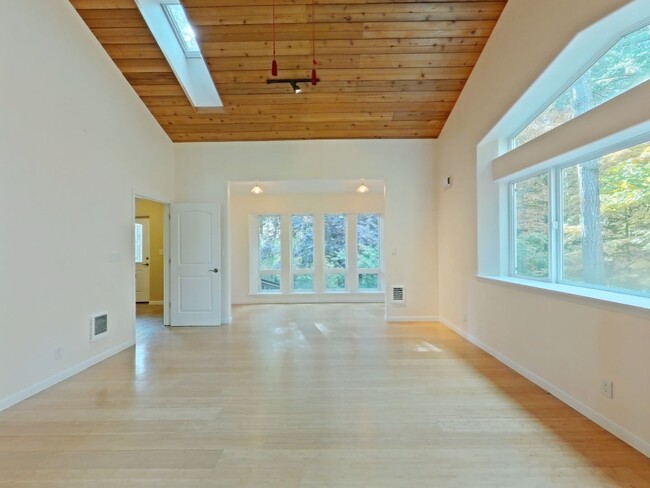 Building Photo - Huge 5 Bedroom Cabin-Style Home on 2+ Wood...