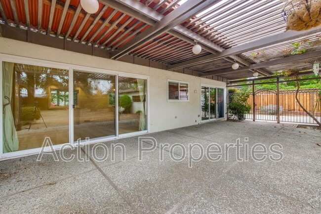 Building Photo - 649 Hollingsworth Dr