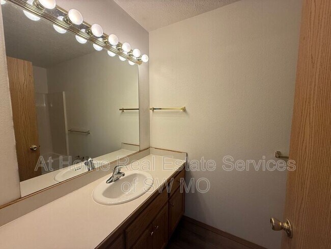 Building Photo - 743 Kings Carriage Rd