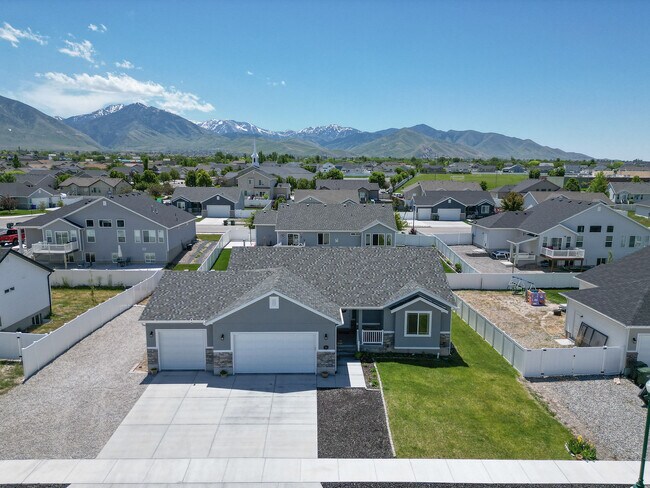 Building Photo - 289 W 2280 N