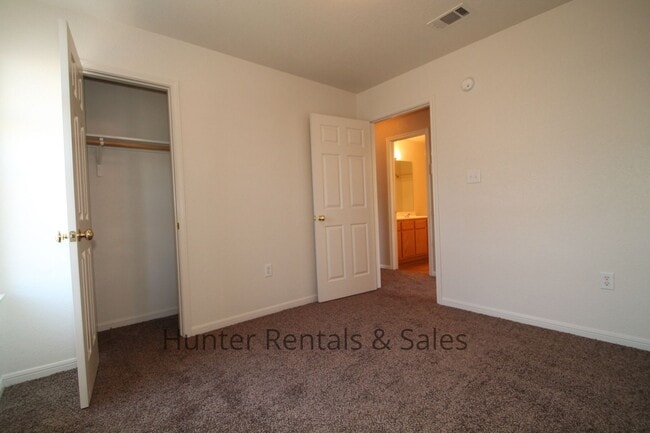 Building Photo - Cove Three-Bedroom!