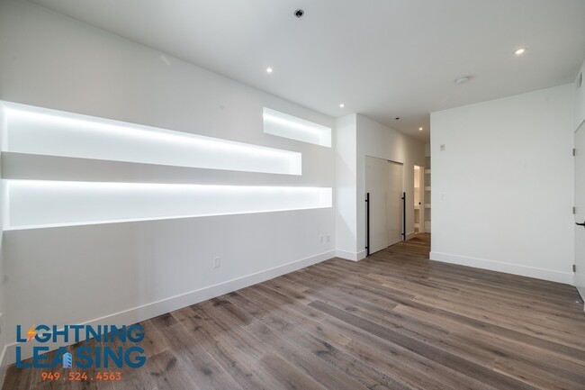 Building Photo - Sleek and Spacious Two-Bedroom with Breath...