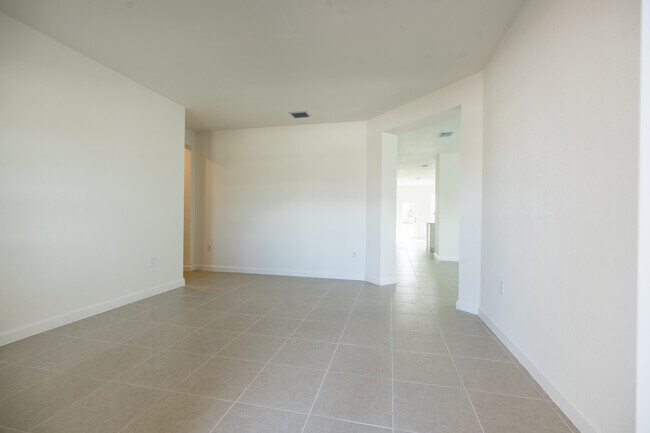Building Photo - 2485 SE 29th Dr