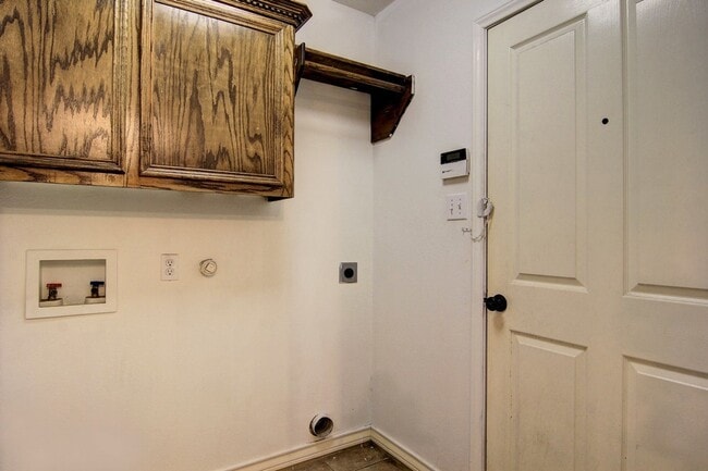 Building Photo - 2418 Handlin Dr