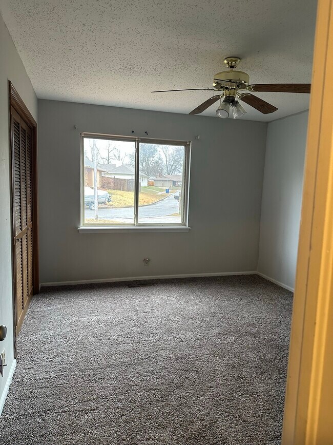 Building Photo - 6722 E 75th St S