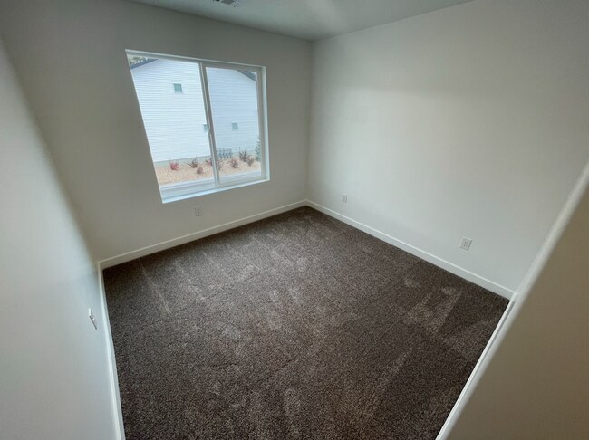 Building Photo - Small dog Friendly!! 4-6 Month Lease!