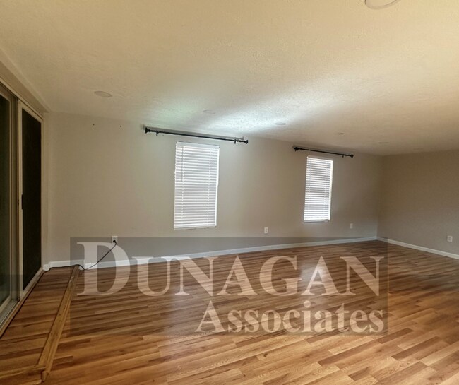 Building Photo - Charming 3 bedroom 2 Bathroom Home