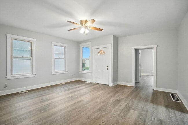 Building Photo - Newly Renovated, Large Home in Dayton!!