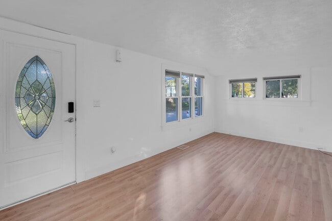 Building Photo - Ashland Ave