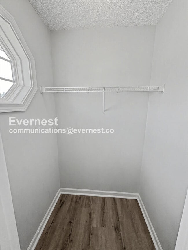 Building Photo - 3 Bed, 2 Bath Home with Off-Street Parking / Pet-Friendly / Available Now!