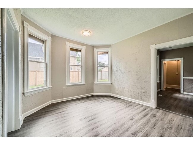 Building Photo - 911 Sims Ave