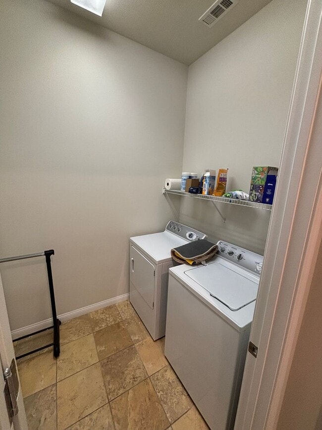 Building Photo - Del Web Rental 2 Bedroom