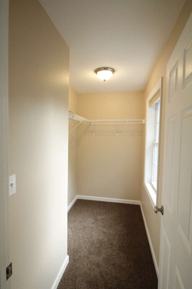 Building Photo - Privacy, Space, and Modern Comfort in Salem