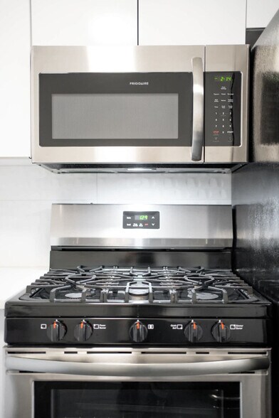 Building Photo - 1136 Crescent Ave NE