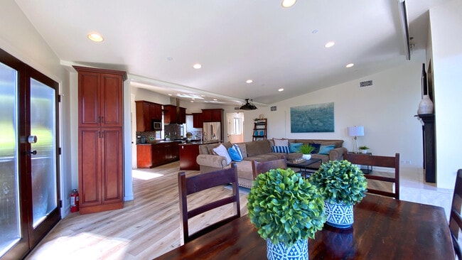 Building Photo - 1614 Pleasant Way