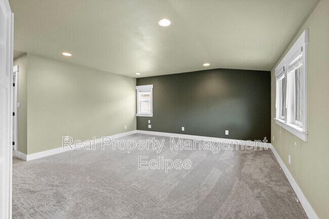 Building Photo - 26616 NE Valley St