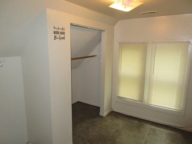Building Photo - 316 Ravine Ave