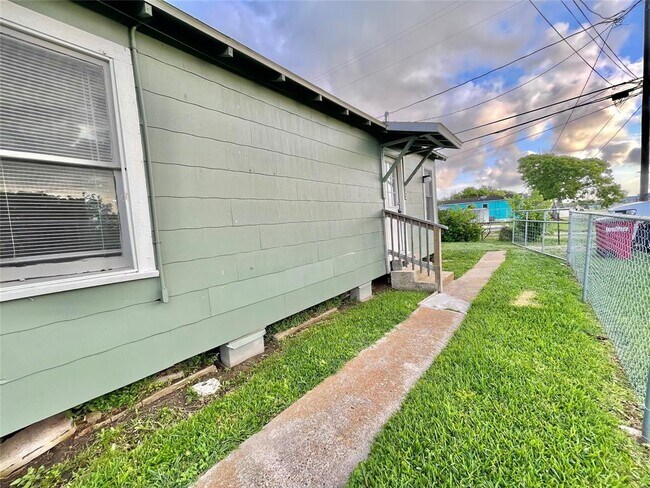 Building Photo - 502 W 8th St