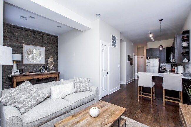 Building Photo - Gorgeous Condo Quality 2Bed/1Bath in Bucktown! In-Unit Laundry! Central Air! Parking!