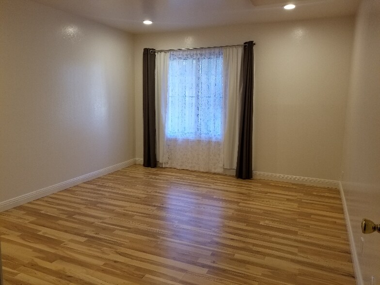 Building Photo - 242 Dennis Dr