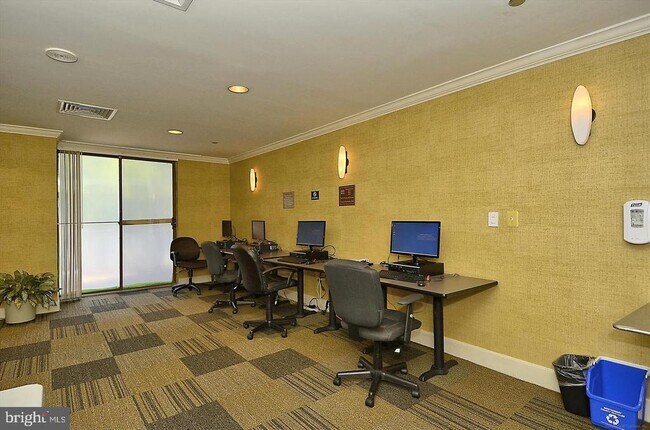 Building Photo - 10101 Grosvenor Pl