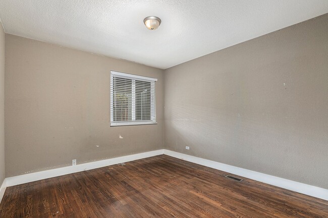 Building Photo - Spacious 3 bed 2 bath home in Denver