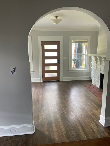 Living room - 998 Woodbourne Dr SW