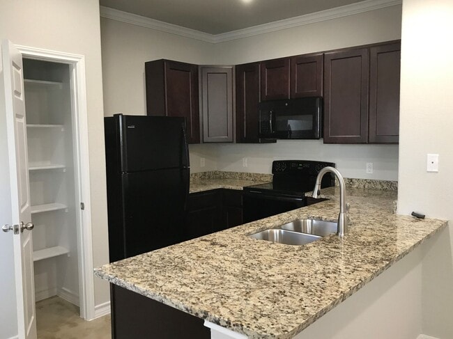 Building Photo - Town home for rent