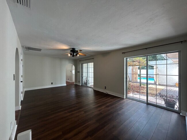 Building Photo - STUNNING 4BR/2BA Home with PRIVATE POOL & ...