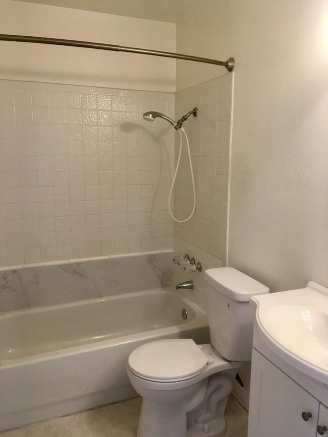 Building Photo - East Ventura - Three bedroom Townhome in R...
