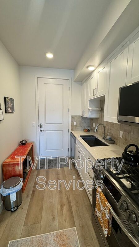 Building Photo - 2475 Victoria Ave