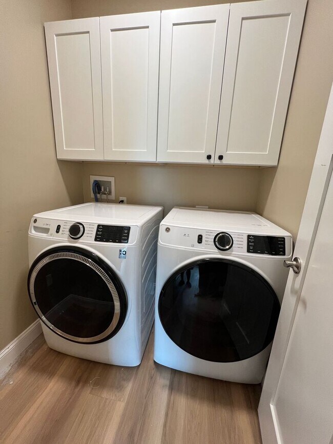 Building Photo - 3 BR, 2 BA Apartment - No HOA