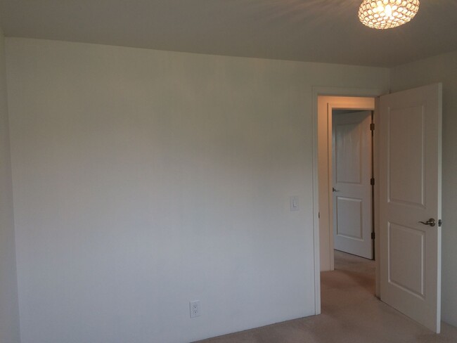 Building Photo - PENDING APPLICATIONS! Single Family Home i...