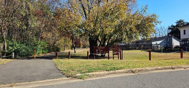 Building Photo - Beautiful And Spacious 3 Bed 3.5 Bath Bric...