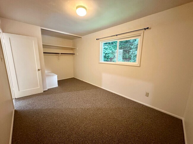 Building Photo - Spacious 4-Bedroom Home with Bonus Room in...