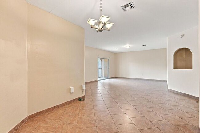 Building Photo - Spacious 3BR/2BA West Tucson Home | Open-Concept Living & Carpet-Free Interior
