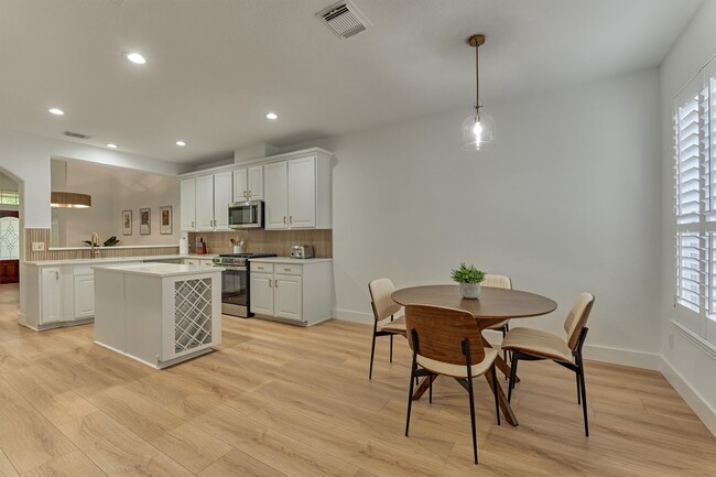 Building Photo - 27 Medley Ln
