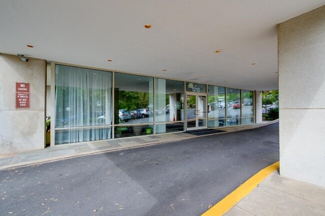 Building Photo - 1210 N Taft St