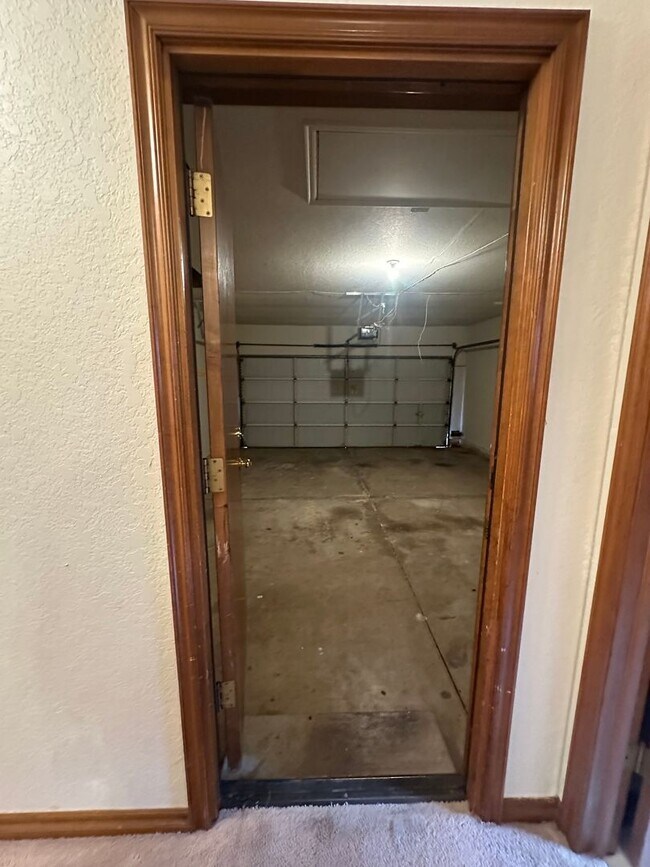 Building Photo - 4 Bed, 2.5 Bath Brick home with 2 car garage