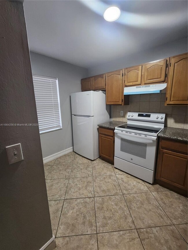Building Photo - 10960 NW 29th Ct