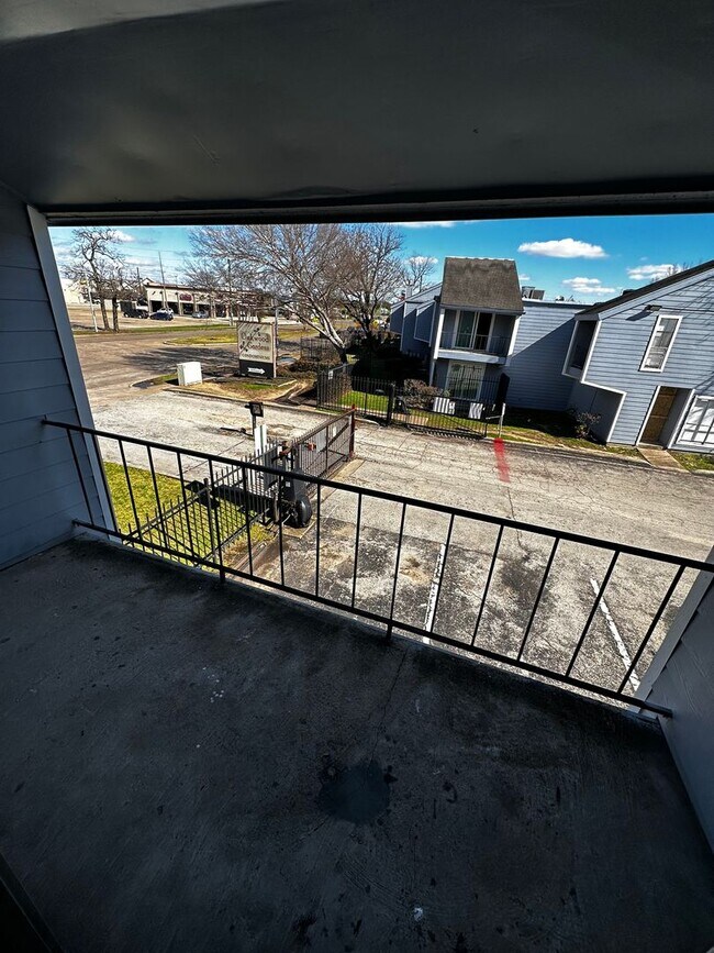 Building Photo - 1 Bed, 1 Bath condo