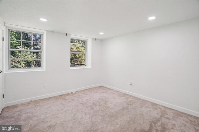 Building Photo - 1925 Dutch Village Dr