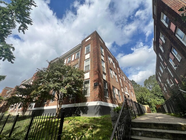 Building Photo - Charming 3 BR/1.5 BA Condo in Columbia Hei...