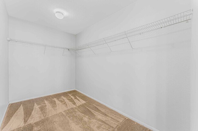 Building Photo - 3 BEDROOM IN HENDERSON WITH COMMUNITY POOL...